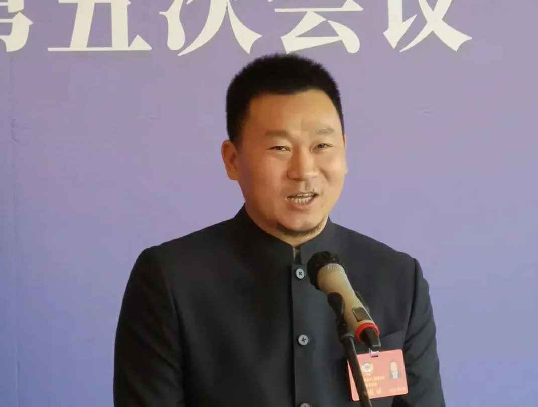 为进一步展示市政协团结、民主、开放、自信的形象，向市民和网友展示政协委员的履职风采，中山市政协十二届五次会议在2月4日上午开幕前开设“委员通道”，市政协委员、开云手机站官方版在线登入-开云(中国)公司总经理陈朝阳走进“委员通道”，回应社会关切的问题。他就如何做好城市应急管理规划的问题进行发言，并回答记者提问。.jpg
